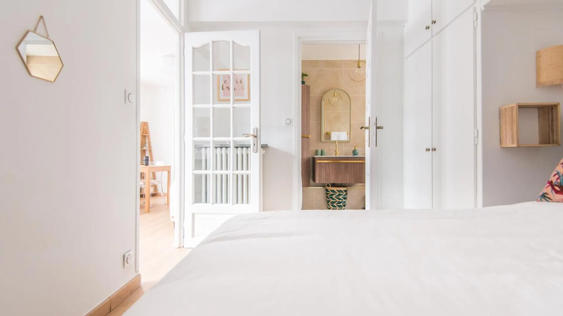 Luxury Art Deco Elegant Escape By Eiffel Tower Apartment Paris