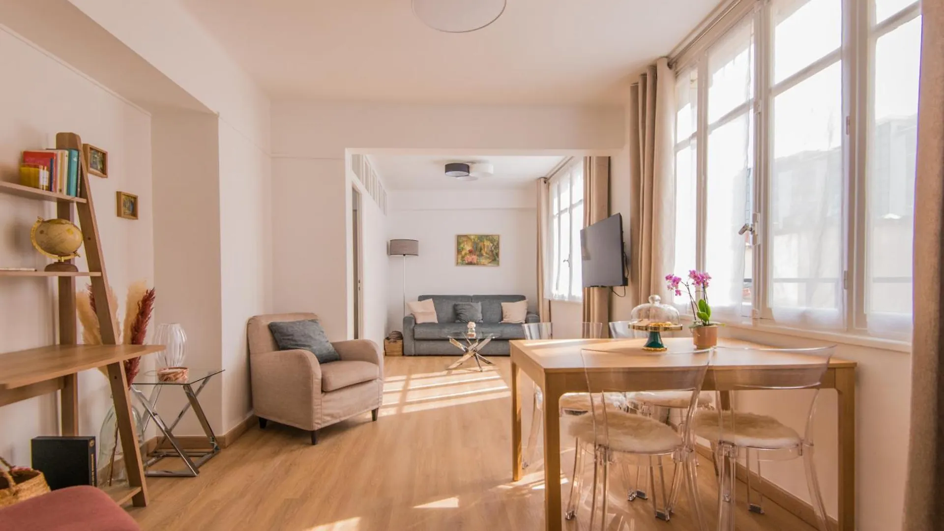 Luxury Art Deco Elegant Escape By Eiffel Tower Apartment Paris