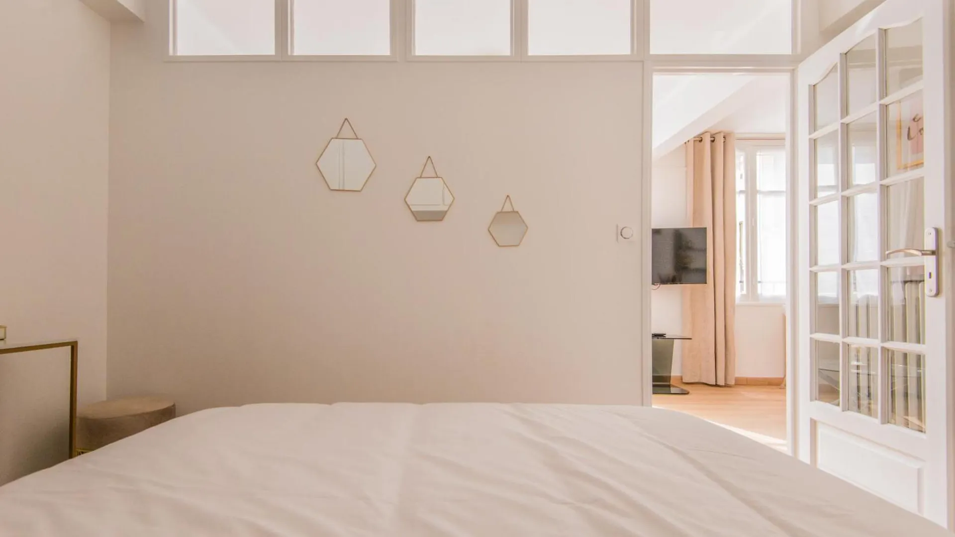 Luxury Art Deco Elegant Escape By Eiffel Tower Apartment Paris