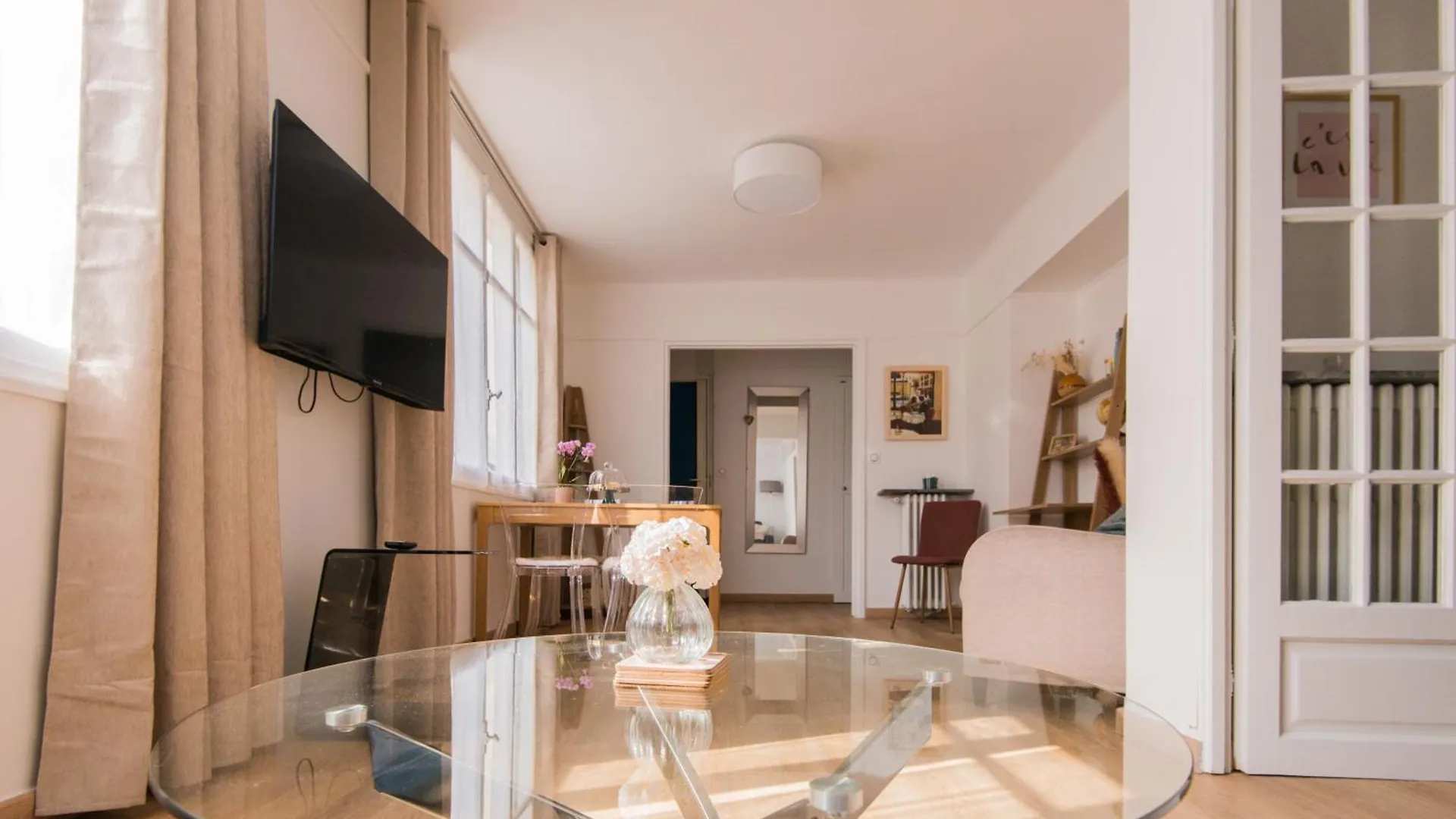 Luxury Art Deco Elegant Escape By Eiffel Tower Apartment Paris France