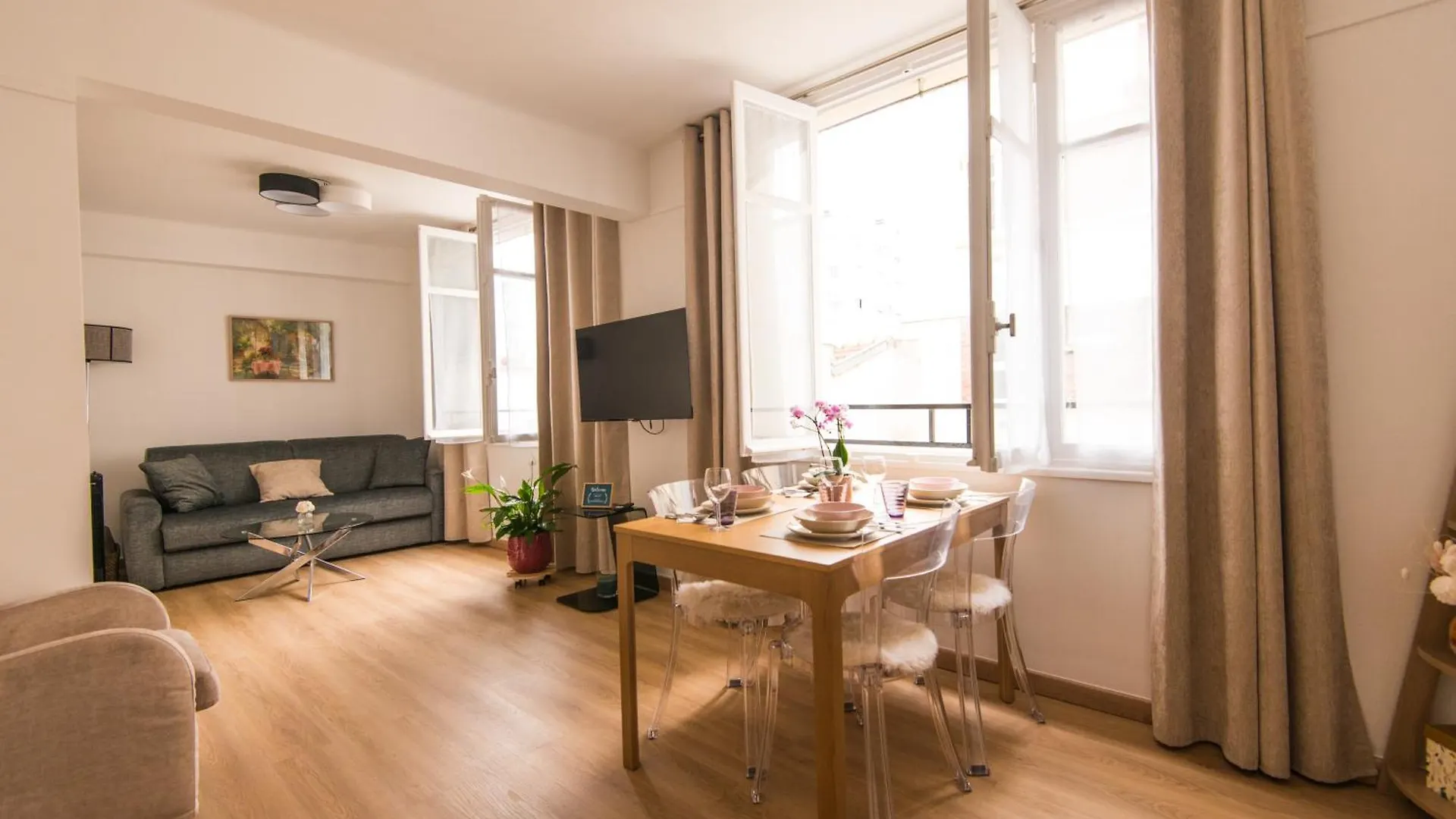 Luxury Art Deco Elegant Escape By Eiffel Tower Apartment Paris